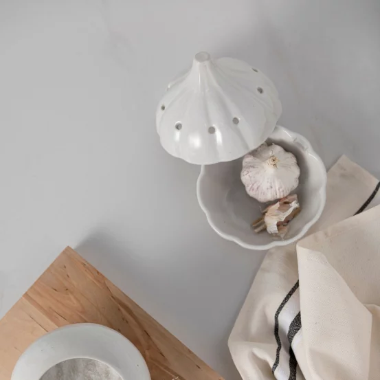 Ємність для зберігання часнику