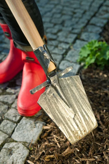 Садова посадкова лопата з вузьким лезом та упором